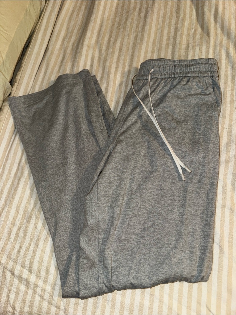 Lululemon women’s Gray Drawstring Sweatpants